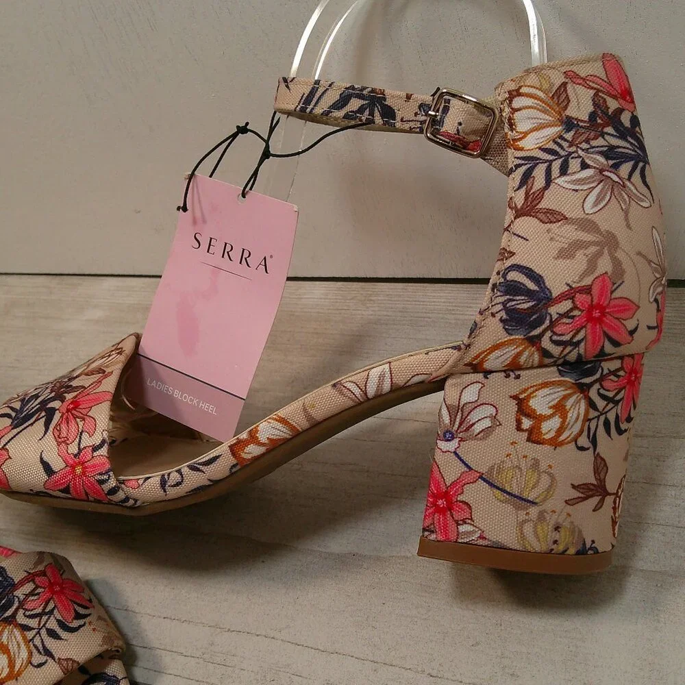 NWT Serra Coral, Pink and Navy Floral Strappy Chunky Block Heel Sandals Size 9